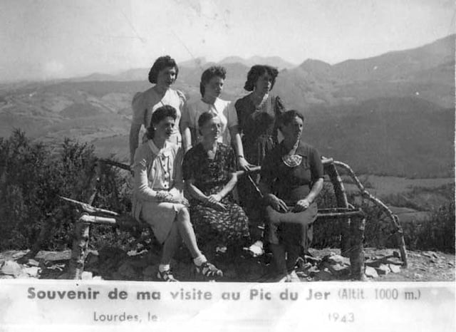 En 1943 Jeanne Camino assise à l'extrème droite derrière elle sa fille Suzanne Chevalier