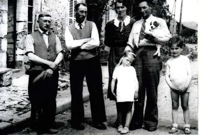 en 1941 DUCLOUX Albert deuxieme à gauche Clémence sa femme troisième à gauche les enfants Jean & Bernadette