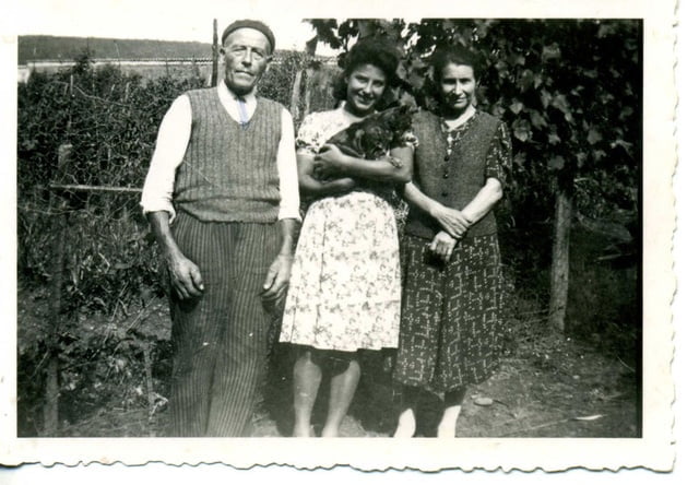 Louis et Clotilde BRUNET avec leur fille Raymonde en 1942