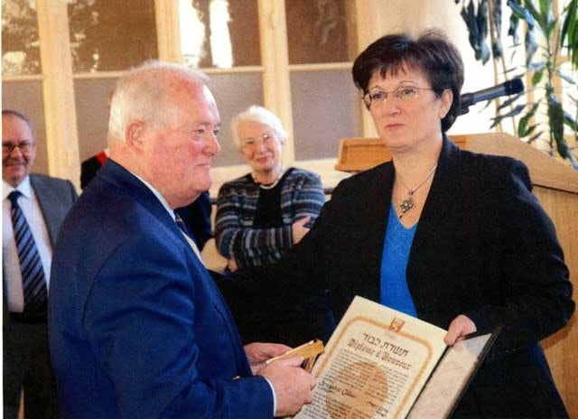 Jacques-Henri ZAHLER fils des Justes reçoit la médaille de Dina Sorek
