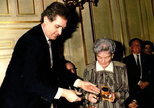 Andrée Robert en 1992 recevant la médaille