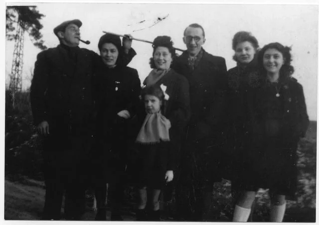 Légende photo 2: A gauche Roger Voinot et sa femme Jeanne, leur fille Nicole en bas, extrême gauche Mme Sameroff Komotek.