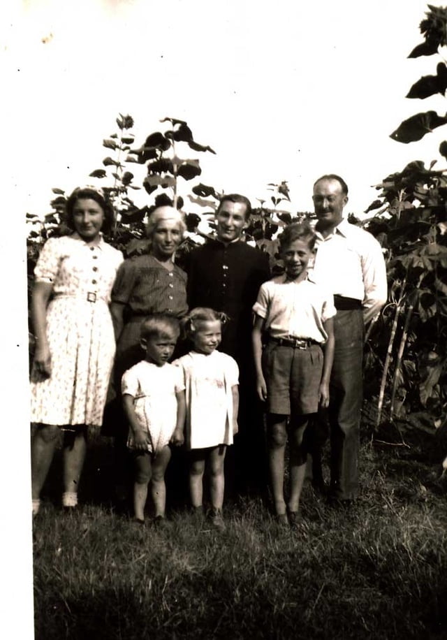 Famille Sautie, les parents et leurs 2 enfants Jeanne et son frère avec les 3 petits sauvés Marcel, Natan et Ita