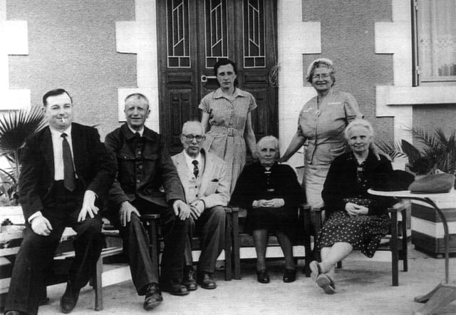 François (2° à gauche) et Léontine (3° à droite) NAFRECHOUX