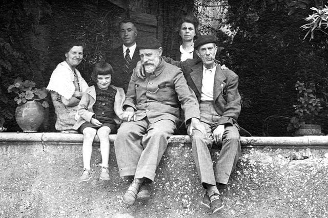 Louis BAUD avec son fils, sa belle-fille et petite fille et un couple d'amis sur la gauche