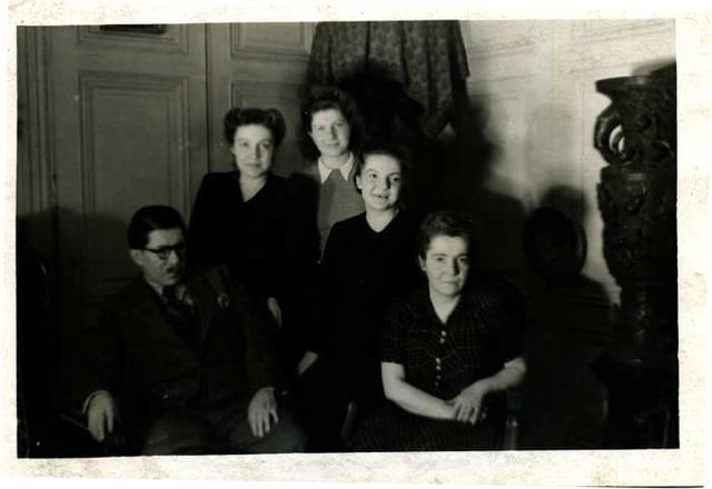 M et Mme TRONEL et leurs 3 filles Marthe-Josèphe, Elisabeth et Marie-Paule