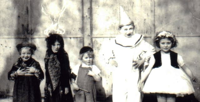 En 1943 Carnaval, Denise Kadecké et Bernard Ebenstein avec trois petits enfants