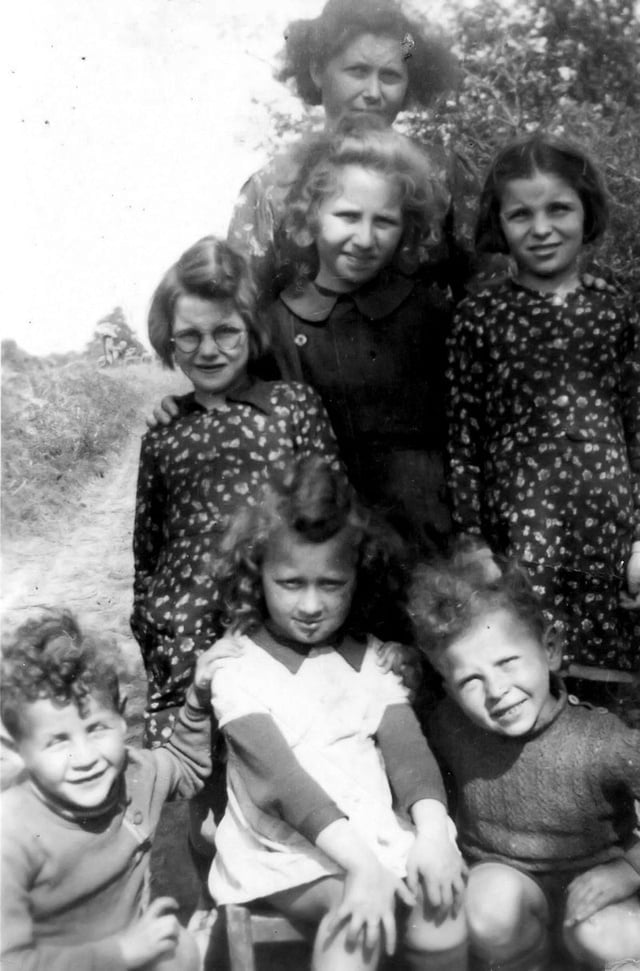 Héloïse Chasseriau avec ses deux filles Nicole et Christianne robes à pois et la famille SAMY