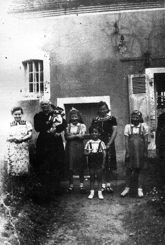 De gauche à droite : Tante Rachel, Mme Epineaux, son chien, Nelly, sa mère, Alberte