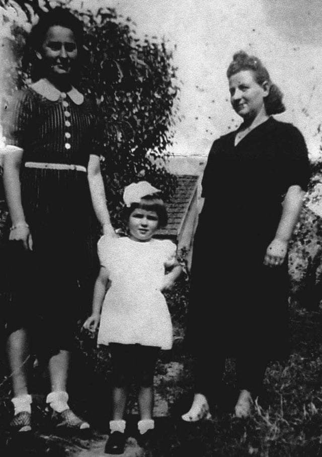 à droite marie-Louise FORGET avec la petite charlotte Borensztejn et Jacqueline, sa nièce