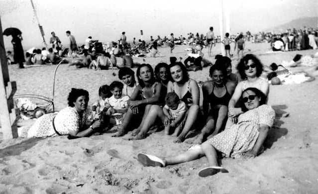 Jeanne TALON (premier rang à gauche), 5 de ses enfants et 5 enfants juifs à Houlgate en 1942