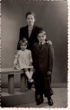Mme Marcelle Galligazon et ses enfants Louis et Andre´e à Paris en 1941