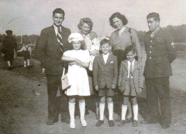 Jean & Claude Moussafir avec leurs parents ainsi que André MARTIN, sa femme et leur fille Lilian
