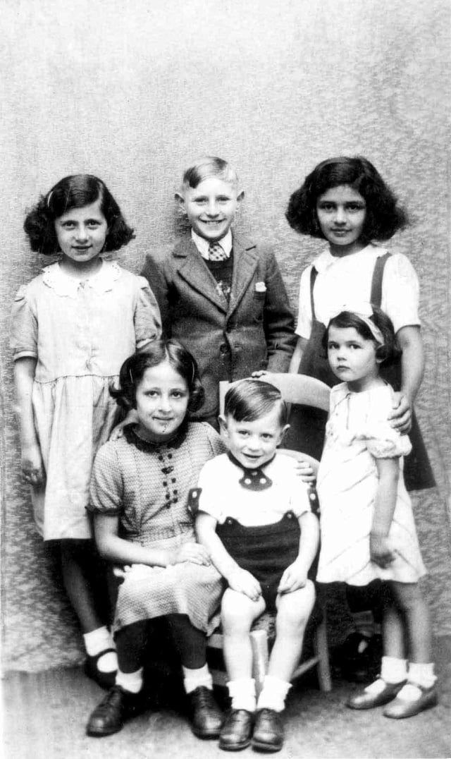 4 fillettes juives recueillies par Auguste et Moisette RAFFIN; au centre les 2 fils RAFFIN en 1942