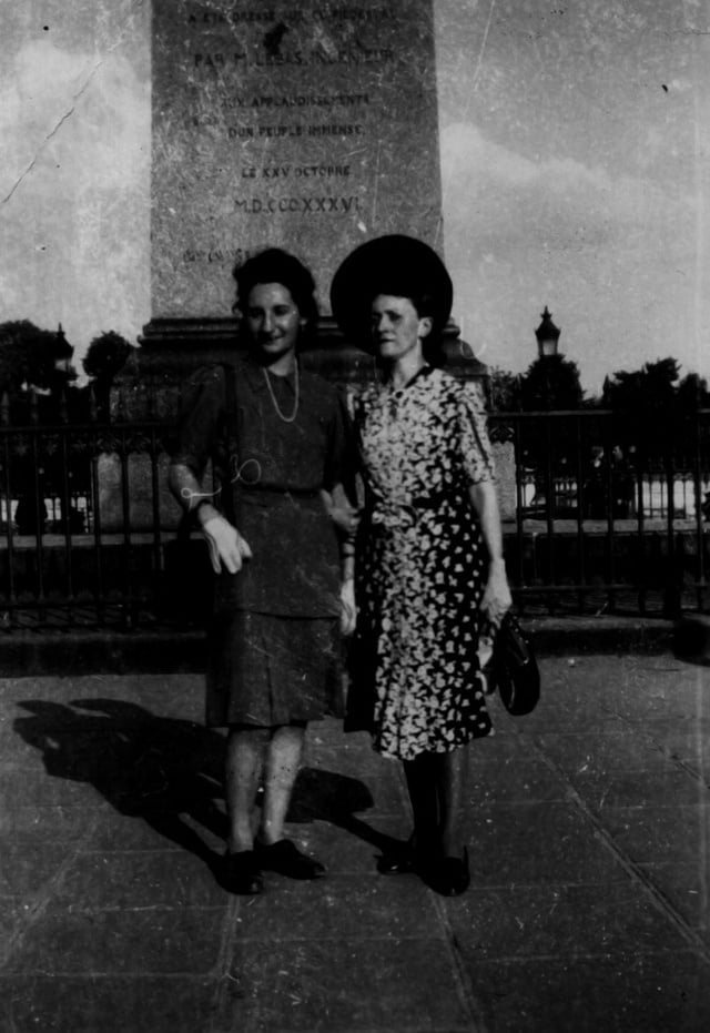 Jacqueline RIGAUD et Mme DUDEL en chapeau