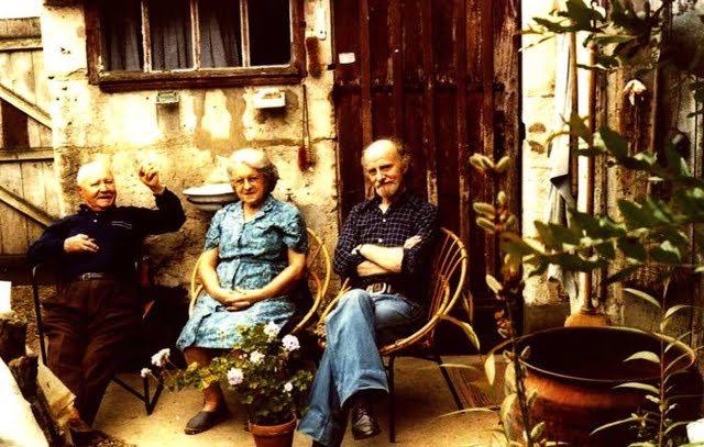 dans la courette en 1978 avec le père et la mère Anna SIMMER à gauche René Simier