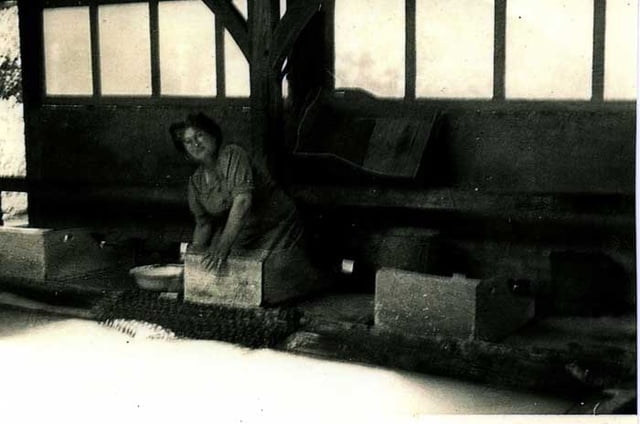 Anna Simier au lavoir dans les années 60