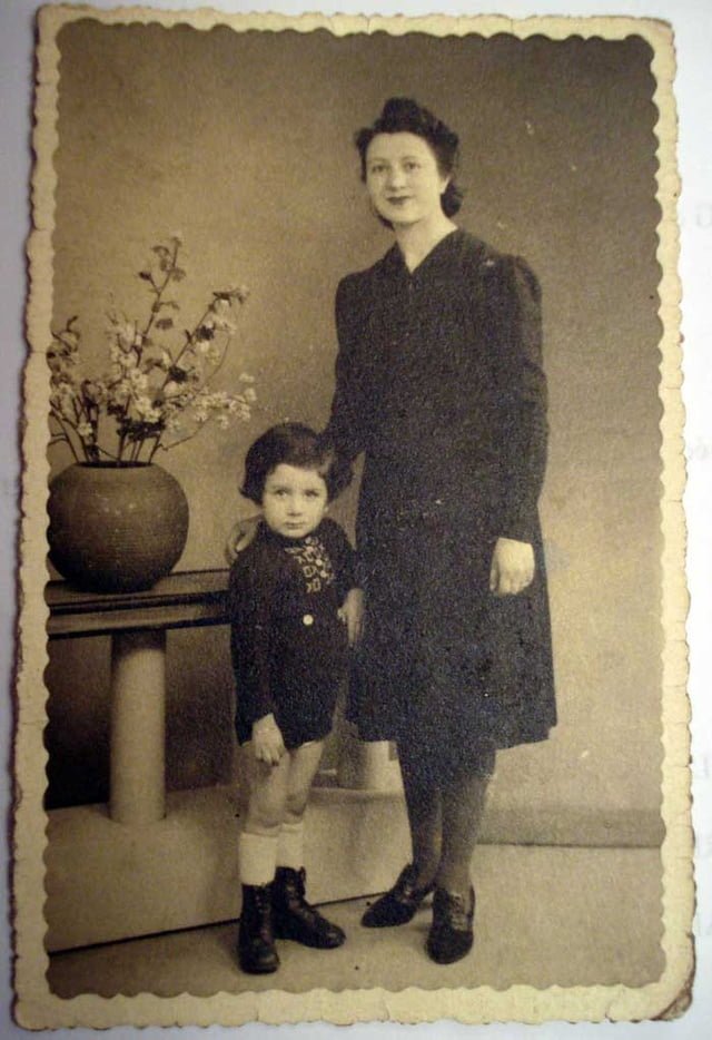 Sylvain et sa mère en1940