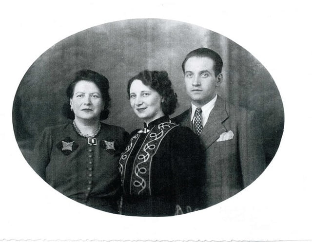 De gauche à droite Marthe Licini sa belle fille Andrée et son fils Alphonse vers 1942
