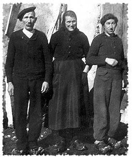 Jeanne Acgouau et ses parents en 1942