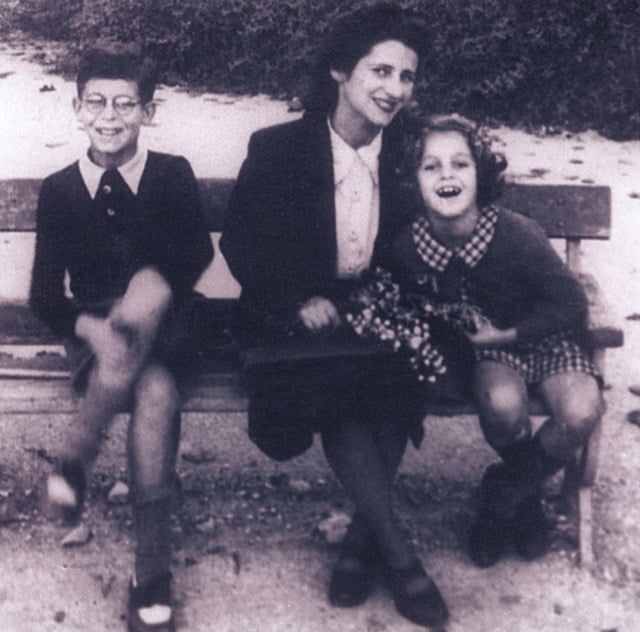 Yvonne PIccard avec ses enfants en 1942 