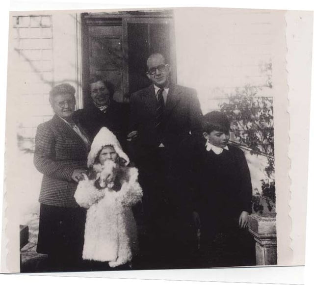 Nicolas et Norge GORODICHE (enfants) avec Noëlle, Mme DEVINAT et Camille WIEDRICH