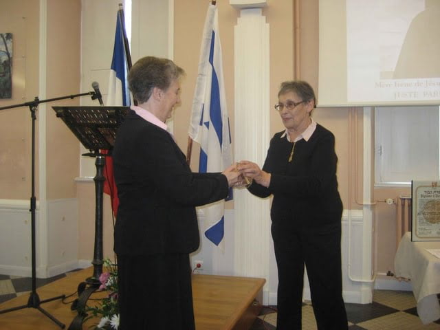 Mme Wolgroth offre la médaille à mla Congrégation des Ursulines de jésus
