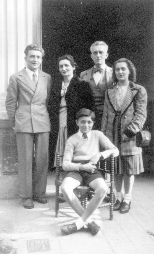 René et Olga (debout  au centre) GIRARD