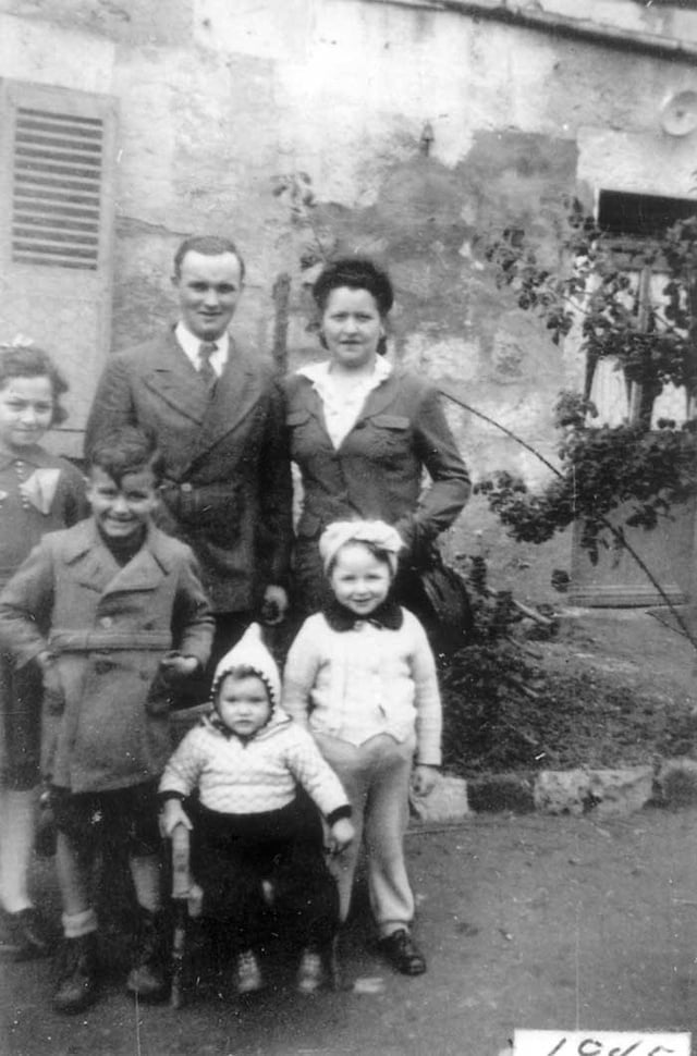 La famille Carpentier avec les personnes sauvées en 1945 