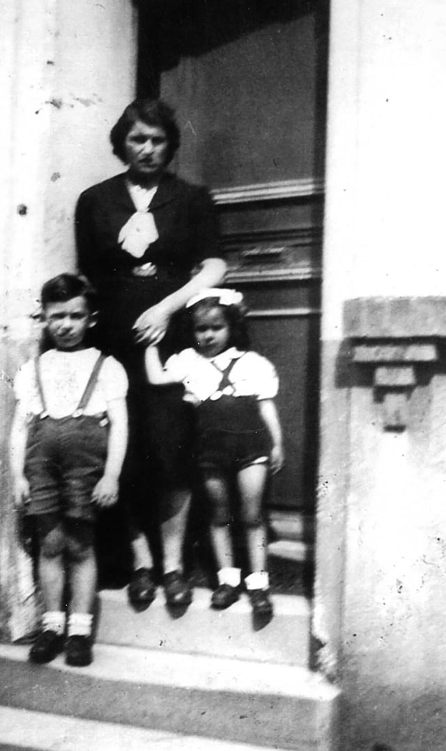 Germaine Charpentier avec les deux enfants sauvés en 1942