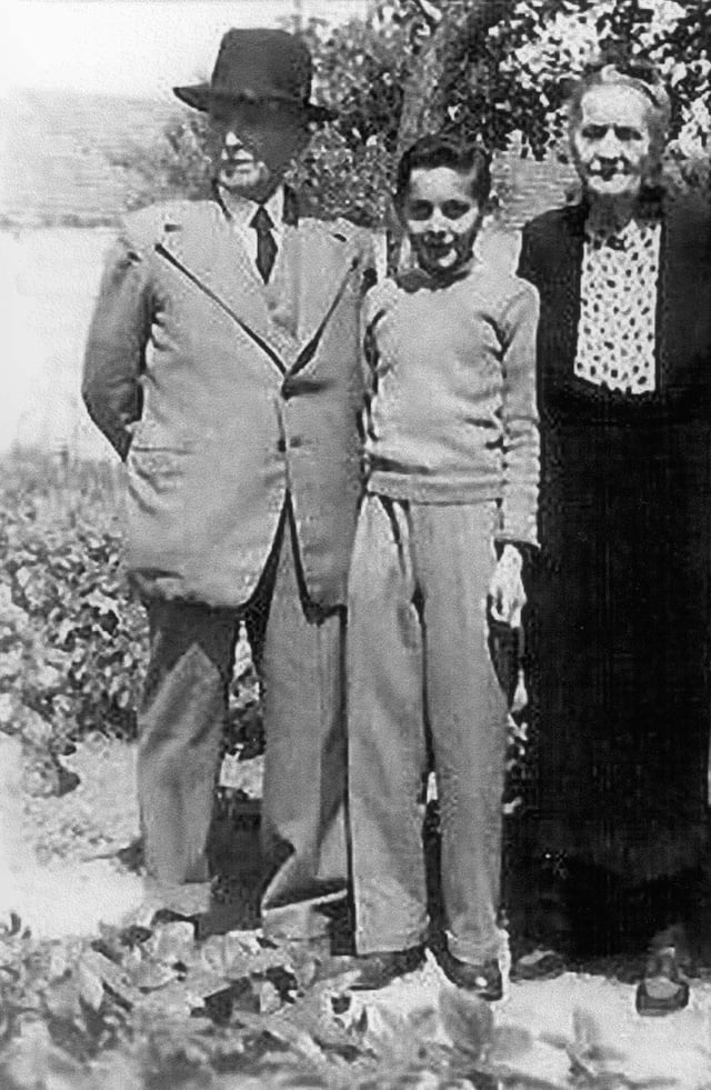 1945-Jean & catherine Deschamps et leur petit fils