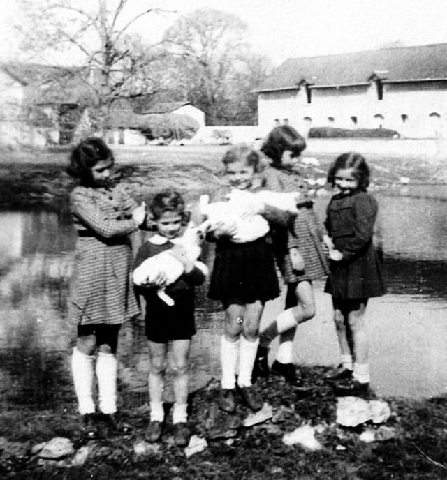 Ferme de la Gagneraie fin hiver 1944 les 5 enfants de gauche à droite Marie-Thérèse Marchand,