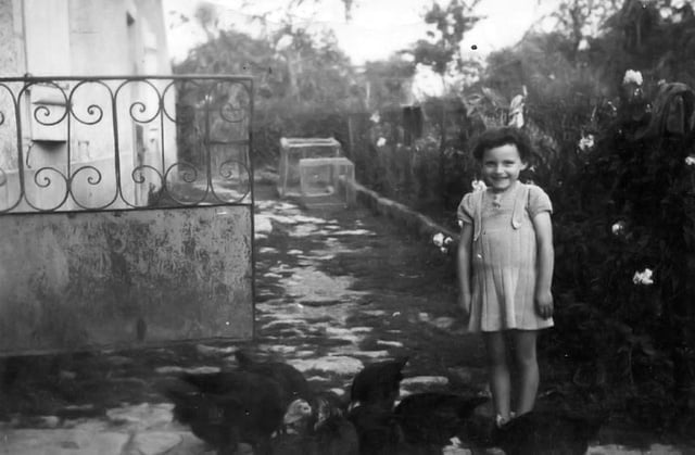 Monique Ascher devant la maison de NAUDON vers 1943 à Chaumont 