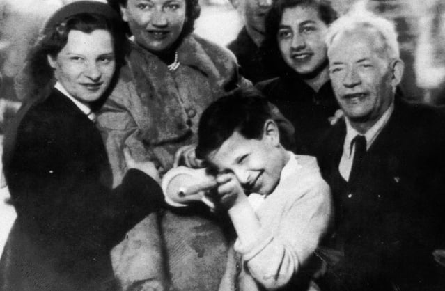 Le petit Guy Korwill 10 ans à la foire du trône en 1953     