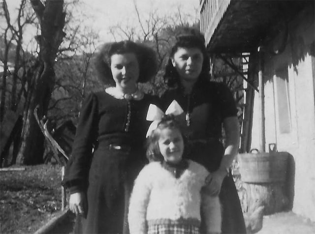 1945, de gauche à droite Odile et Yvonne, filles des Justes avec Rachel dite Renée