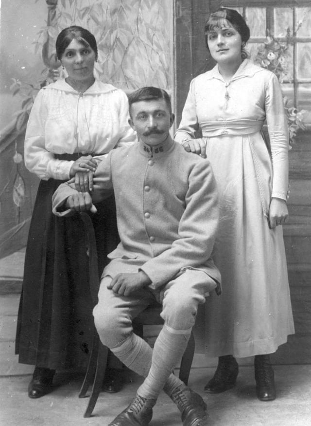 Léon Mossuz avec sa femme et sa soeur en 1918