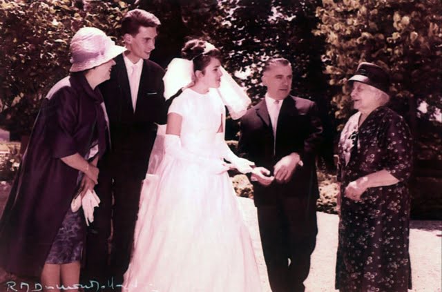 A gauche la sauvée Monsieur Francone et sa fille Gaby en mariée en 1963