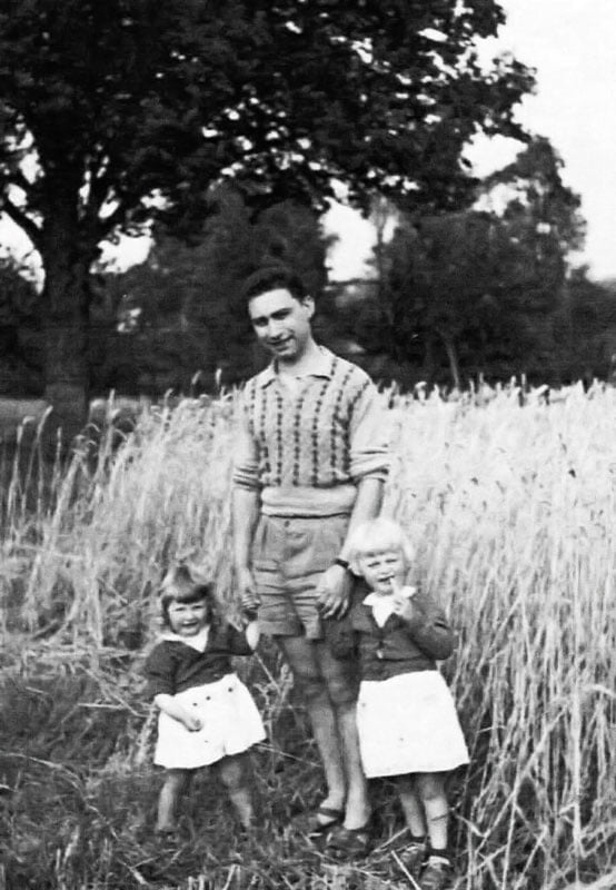 En 1953, dans les champs en Normandie Maurice avec les deux filles de Henri Calbris