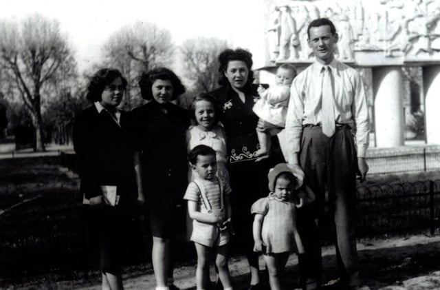 Jacques, sa femme, ses enfants et ses trois belles-sœurs en 1950