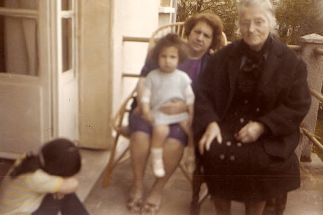 Mme Dupouy, Mère de Mr Grosslerner, les 2 filles de Mr Grosslerner en 1974 