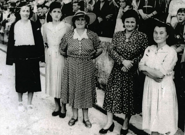 en 1944 Mélanie Duprat seconde à gauche