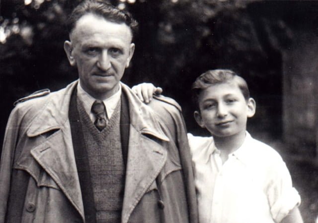 En 1946 Monsieur Ebenstein au retour de guerre avec son fils Bernard