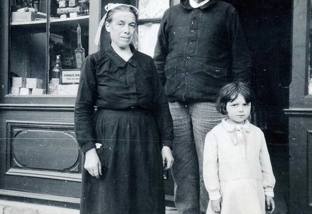 1942, Madame Orveillon avec leur nièce Geneviève