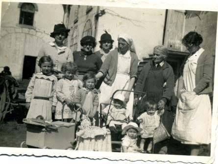 été 1937, Isabelle Gory avec son voile d'infirmièreà la Tourelle 