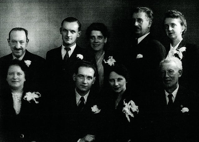 1941 mariage de Alphonse et Andrée au centre à gauche MARTHE Licini