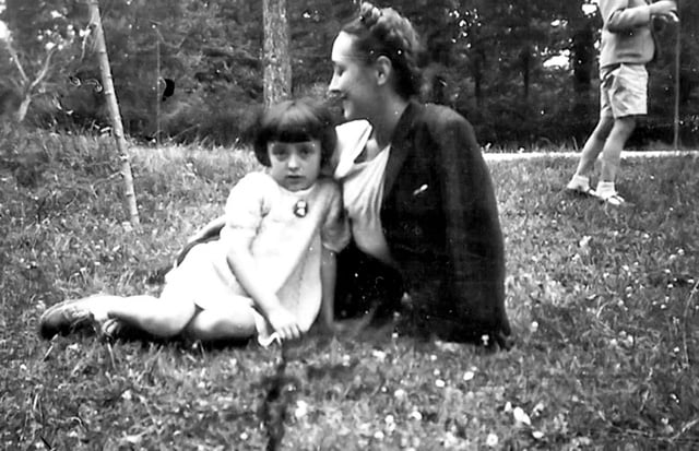 Pierrette avec sa fille Marie-José 