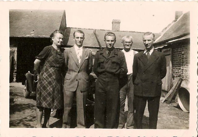 De G à D, Mr Cantrel, Marie Edouart GREFFE, Charles Greffe, Désiré GREFFE, Jean GREFFE, petite fille inconnu, Norbert PATALOWSKI  en 1943