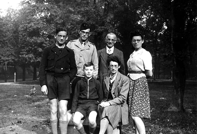 Paul Dousselin  (2e à droite) et ses enfants. Jean- Michel le 1er à gauche