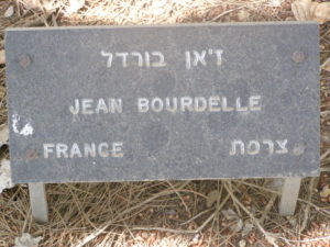Plaque devant l'arbre à Jérusalem