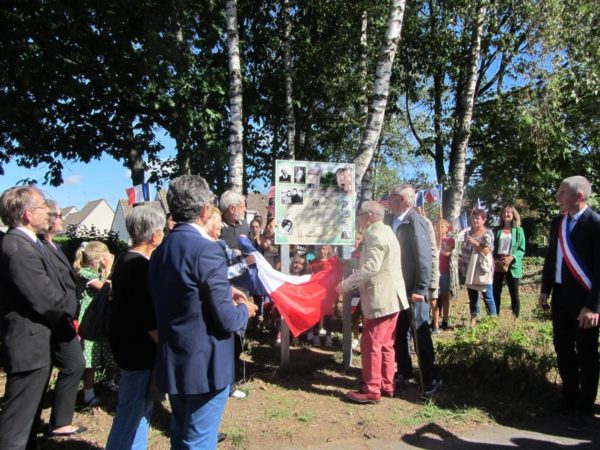 Dévoilement de la plaque à Barenton
